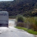 Mit dem Bus durch den Fluss