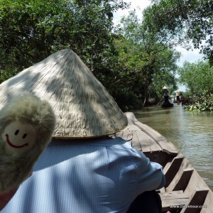 Die Puffbohne genießt die Bootstour durch die kleinen Kanäle