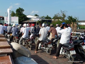Mit dem Moped auf einer Fähre ... alle schon startklar und die Fähre hat kaum angelegt und alle fahren (scheinbar unkoordiniert) gemeinsam los.