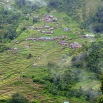 Blick auf Chomrong - von hier sind wir gefühlte 3 Mio Stufen hinab und auf der anderen Seite Richtung Sinuwa mit teils Stufen und teils Wanderweg hinauf - wir wussten auch, dass wir die Stufen in Chomrong auf dem Rückweg erneut erklimmen müssen.
