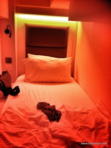 Alles was man braucht: gute Matratze, Leselampe, Strom und man kann sogar aufrecht drin sitzen ... meine Schlafkabine im Hostel