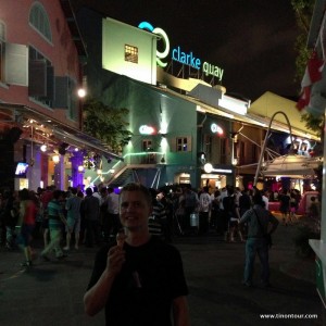 Clarke Quay ... die Partymeile von Singapur. Hier gibt es viele Bars und Restaurants und war zumindest am WE auch verdammt voll.