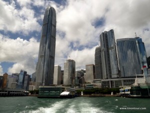 Bei der Abfahrt mit der Fähre von Hong Kong in Richtung Lamma Island kann man den Blick auf die Skyline vom Wasser aus entspannt genießen