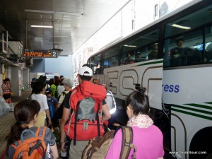 Los ging es in Shinjuku an der Busstation - von hier aus fährt stündlich ein Bus zum Mt. Fuji für 2.600 JPY (Stand August 2013)