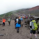 Nach nicht einmal 15min ändert sich das Bild für mich aber - vor mir auf der Strecke jede Menge weiterer Wanderer ... und größtenteils japanische Reisegruppen. Noch sind die Wege aber breit genug zum Überholen