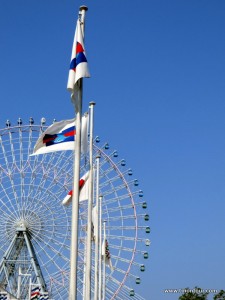 Das Tempozan Giant Ferris Wheel (Riesenrad) direkt am Aquarium in Osaka