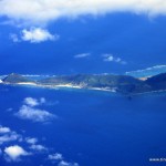 Die erste Insel die Erholung und traumhafte Landschaften verspricht vom Flugzeug auf dem Weg von Osaka nach Naha (Okinawa; Japan)
