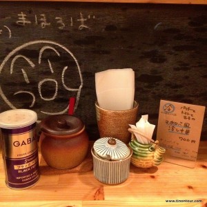 Nette und liebe gestaltete Deko im Restaurant Mahoroba in Naha (Okinawa; Japan)